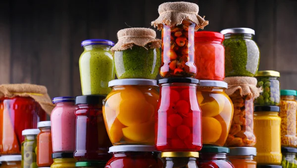 Potten met verscheidenheid van ingemaakte groenten en fruit — Stockfoto