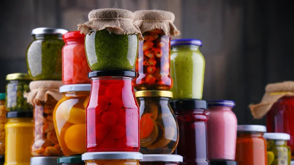 Frascos con variedad de verduras y frutas en escabeche — Foto de Stock