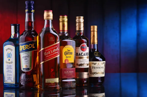 Botellas de diversas marcas mundiales de licores — Foto de Stock