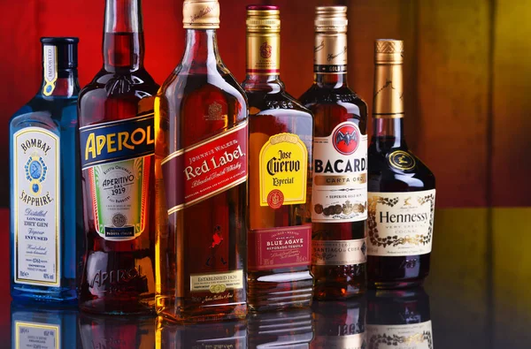 Çeşitli küresel içki markaları şişe — Stok fotoğraf