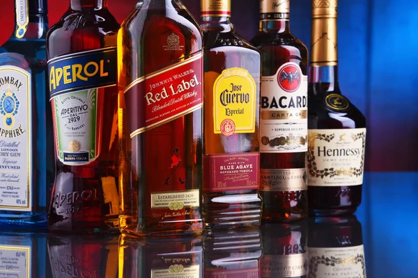 Çeşitli küresel içki markaları şişe — Stok fotoğraf