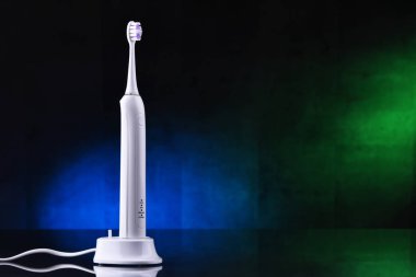 Modern elektrikli sonik diş fırçası.