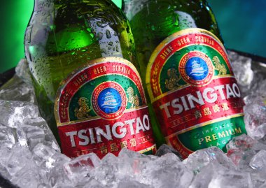İki şişe Tsingtao birası ve ezilmiş buz.