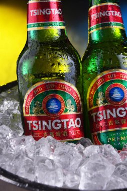 İki şişe Tsingtao birası ve ezilmiş buz.