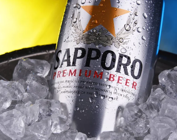 Lata de cerveja Sapporo em balde com gelo picado — Fotografia de Stock