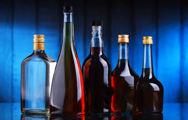 Flaschen verschiedener alkoholischer Getränke. — Stockfoto