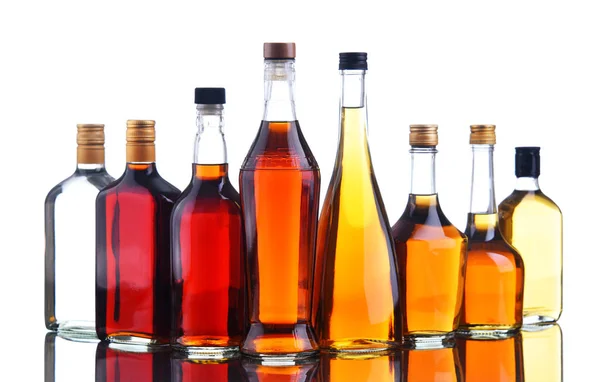 Flaschen verschiedener alkoholischer Getränke. — Stockfoto