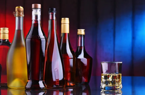 Botellas de bebidas alcohólicas variadas . — Foto de Stock