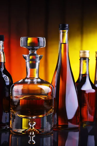 Bottiglie di bevande alcoliche assortite . — Foto Stock