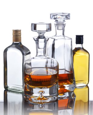 çeşitli alkollü içecek şişesi.