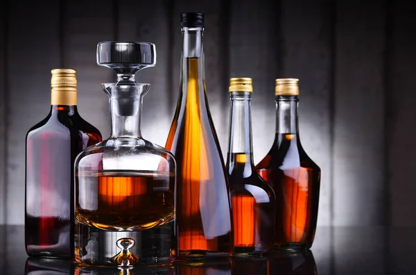 Bottiglie di bevande alcoliche assortite . — Foto Stock