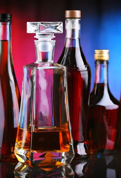 Botellas de bebidas alcohólicas variadas . — Foto de Stock