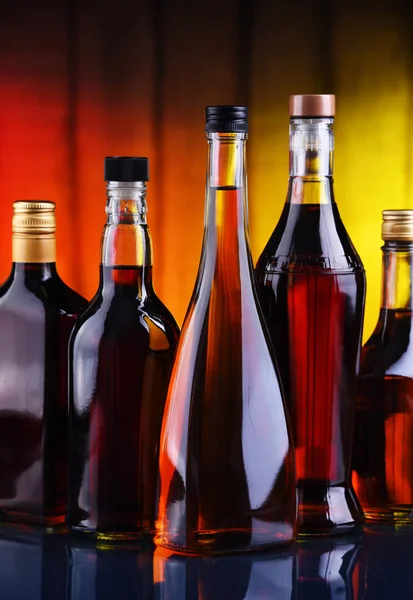 Botellas de bebidas alcohólicas variadas . — Foto de Stock