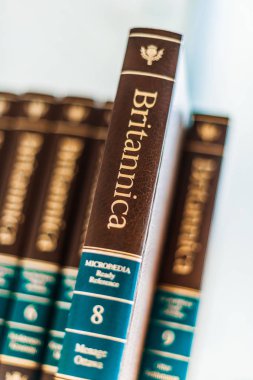 Britannica ansiklopedisi bir halk kütüphanesinde ciltlendi
