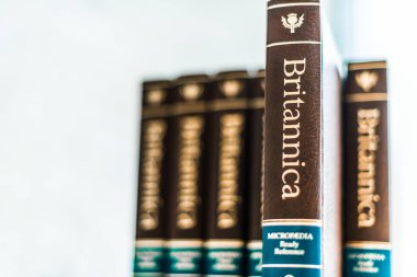 Britannica ansiklopedisi bir halk kütüphanesinde ciltlendi