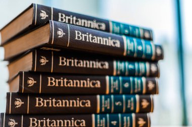 Britannica ansiklopedisi bir halk kütüphanesinde ciltlendi