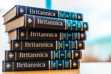 Britannica ansiklopedisi bir halk kütüphanesinde ciltlendi