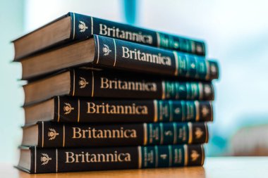 Britannica ansiklopedisi bir halk kütüphanesinde ciltlendi
