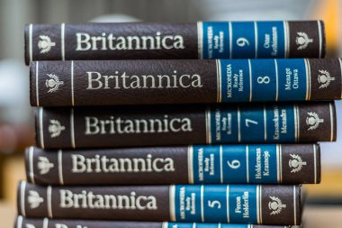 Britannica ansiklopedisi bir halk kütüphanesinde ciltlendi