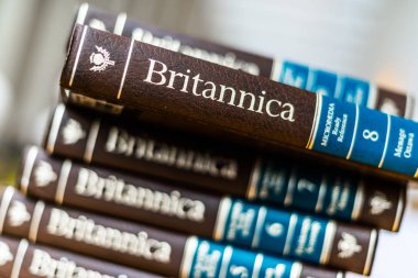 Britannica ansiklopedisi bir halk kütüphanesinde ciltlendi