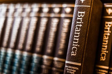 Britannica ansiklopedisi bir halk kütüphanesinin rafında ciltleniyor