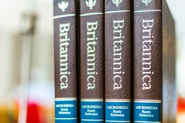 Britannica ansiklopedisi bir halk kütüphanesinde ciltlendi