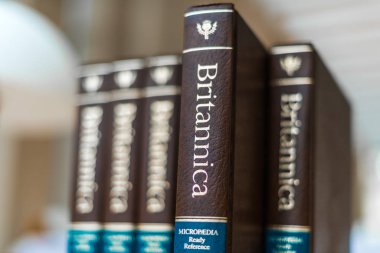 Britannica ansiklopedisi bir halk kütüphanesinde ciltlendi