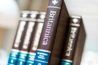 Britannica ansiklopedisi bir halk kütüphanesinde ciltlendi
