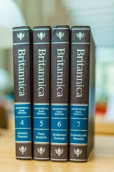 Enciclopedia Britannica volumi in una biblioteca pubblica — Foto Stock