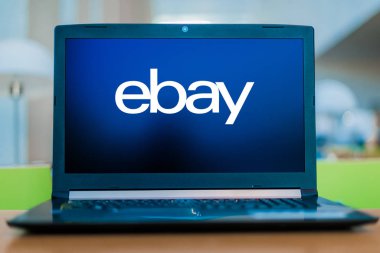 eBay 'in logosunu gösteren dizüstü bilgisayar