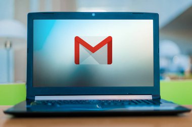 Gmail 'in logosunu gösteren dizüstü bilgisayar
