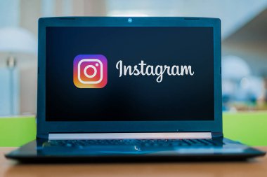 Instagram 'ın logosunu gösteren dizüstü bilgisayar