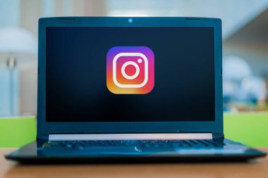 Instagram 'ın logosunu gösteren dizüstü bilgisayar