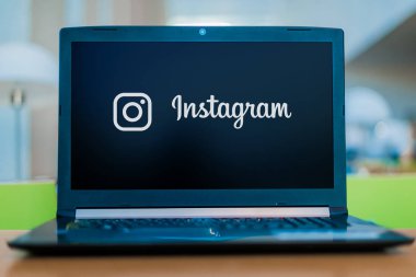 Instagram 'ın logosunu gösteren dizüstü bilgisayar