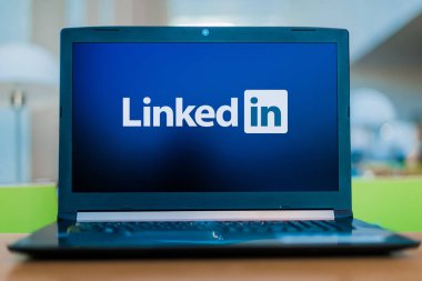Linkedin 'in logosunu gösteren dizüstü bilgisayar