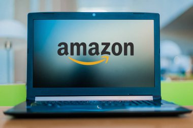 Amazon amblemini gösteren dizüstü bilgisayar