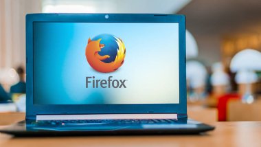 Firefox logosunu gösteren dizüstü bilgisayar