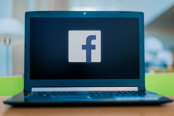페이스북 로고를 표시하는 노트북 컴퓨터 — 스톡 사진