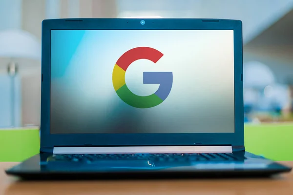 Computador portátil exibindo logotipo do Google — Fotografia de Stock