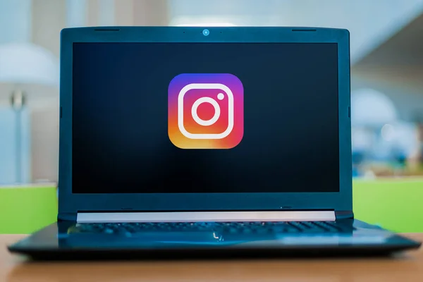 Computer portatile che visualizza logo di Instagram — Foto Stock