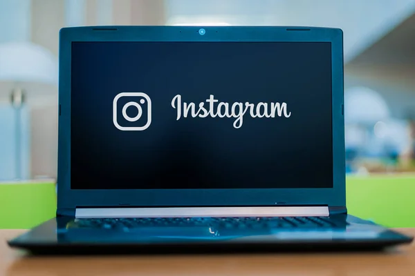 Ноутбук комп'ютер показує логотип Instagram — стокове фото
