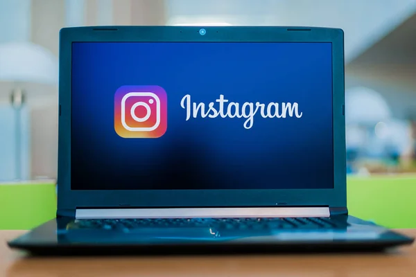 Ordenador portátil que muestra el logo de Instagram —  Fotos de Stock