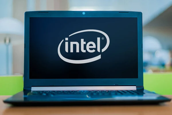 Computadora portátil que muestra el logotipo de Intel — Foto de Stock