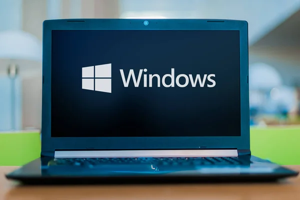 Ordenador portátil que muestra el logotipo de Windows —  Fotos de Stock