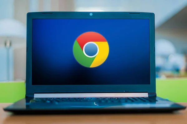 Laptop комп'ютер відображає логотип Google Chrome — стокове фото