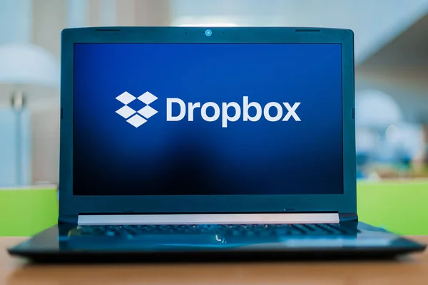 Dropboxのロゴが表示されるノートパソコン — ストック写真