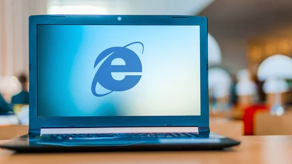 Computadora portátil que muestra el logo de Internet Explorer —  Fotos de Stock