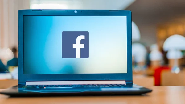 페이스북 로고를 표시하는 노트북 컴퓨터 — 스톡 사진