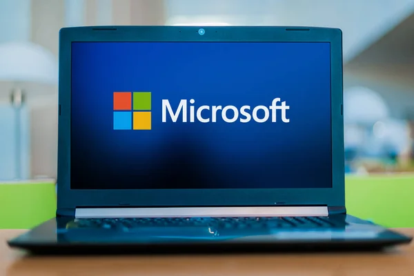 Портативный компьютер с логотипом Microsoft — стоковое фото