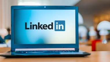 Linkedin 'in logosunu gösteren dizüstü bilgisayar